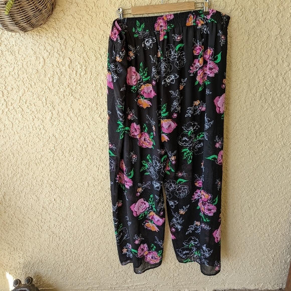 Torrid BLACK FLORAL CHIFFON TULIP LEG PANTDETAILS - Picture 3 of 5